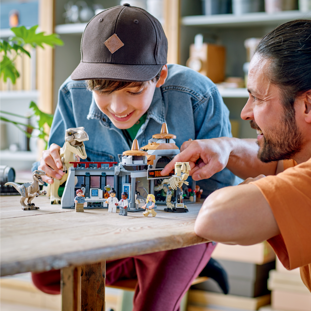 LEGO Jurassic World Visitor Center: T. rex & Raptor Attack - 76961